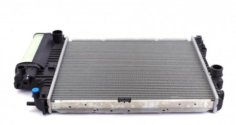 Радиатор 520 mm BMW 5(E39) 2,0-2,8 95-01 MAHLE / KNECHT ="CR251000S" (фото 1)